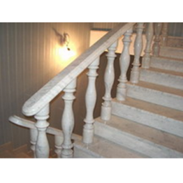 Лестница-82 Мраморная лестница с перилами и балясинами из мрамора «Виктори»